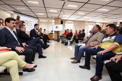 PORTO ALEGRE, RS, BRASIL, 10/10/2019 -   Governador Eduardo Leite recebeu, nesta quinta-feira (10/10), no CAFF, representantes dos militares para discutir detalhes da reforma estrutural do Estado. Fotos: Felipe Dalla Valle/PalÃ¡cio Piratini