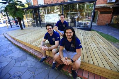  PORTO ALEGRE, RS, BRASIL - 2019.10.08 - O primeiro café turco de Porto Alegre, Serefe, vai abrir semana que vem na Goethe. O interior - e o exterior, onde terá um deck para fumar narguilé estão sendo reformados. na foto: Onur Korkmaz, Roger Almeida e Mert Can Boduc(Foto: ANDRÉ ÁVILA/ Agência RBS)