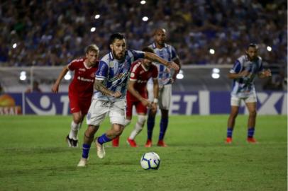 Jonatan Gomez, de pênalti, marcou o gol da vitória do CSA sobre o Inter