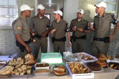 Moradores recebem com festa policiais que vão morar em posto da BM do bairro Jardim Botânico