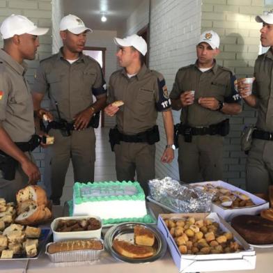 Moradores recebem com festa policiais que vão morar em posto da BM do bairro Jardim Botânico