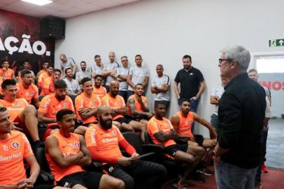 PORTO ALEGRE (RS), 11/10/2019: o técnico Odair Hellmann se despede dos grupo de jogadores do Inter, um dia depois do anúncio de sua demissão.