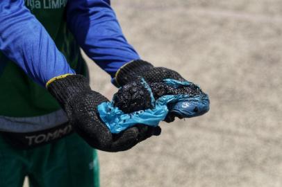  SALVADOR, BA, BRASIL, 11/10/2019- Prefeitura se mobiliza para retirada de manchas de óleo em praias de Salvador. (Fato: Igor Santos / Divulgação / Secom)