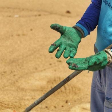  SALVADOR, BA, BRASIL, 11/10/2019- Prefeitura se mobiliza para retirada de manchas de óleo em praias de Salvador. (Fato: Igor Santos / Divulgação / Secom)