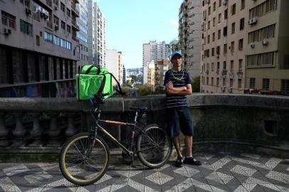  PORTO ALEGRE, RS, BRASIL - Entregadores ciclistas de aplicativos.Ganha expressão uma figura nova no trânsito de POA, o entregador de comida de bicicleta. Matéria mostrar como é a rotina desses personagens. Na imagem Tiago Bitencourt.