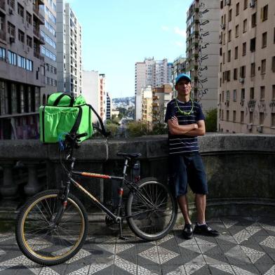  PORTO ALEGRE, RS, BRASIL - Entregadores ciclistas de aplicativos.Ganha expressão uma figura nova no trânsito de POA, o entregador de comida de bicicleta. Matéria mostrar como é a rotina desses personagens. Na imagem Tiago Bitencourt.