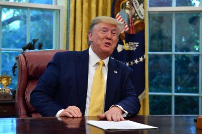  US President Donald Trump speaks after announcing and initial deal with China while meeting the special Envoy and Vice Premier of the Peoples Republic of China Liu He at the Oval Office of the White House in Washington, DC on October 11, 2019. - President Donald Trump on Friday hailed a breakthrough in his drawn-out trade war with China, saying the two sides reached an initial deal covering intellectual property, financial services and currencies. (Photo by Nicholas Kamm / AFP)Editoria: FINLocal: WashingtonIndexador: NICHOLAS KAMMSecao: diplomacyFonte: AFPFotógrafo: STF