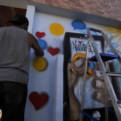  CAXIAS DO SUL, RS, BRASIL, 11/10/2019 - educador social Andrigo Fernando Martins Barbosa refaz grafite de Naiara Soares Gomes, assassinada no ano passado em Caxias do Sul. O desenho foi feito no muro de uma casa no bairro Belo Horizonte. (Marcelo Casagrande/Agência RBS)