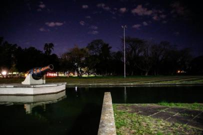  PORTO ALEGRE, RS, BRASIL - 11/10/2019Depredação de lâmpadas no Parque Marinha