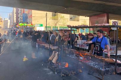 Projeto Cozinheiros do Bem ofereceu um churrasco com mais de 600 quilos de carne para moradores de rua de Porto Alegre, no Viaduto da Conceição, neste sábado.