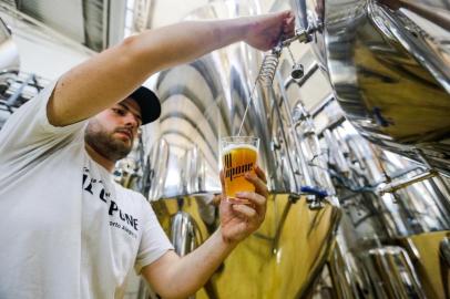  PORTO ALEGRE, RS, BRASIL, 12/10/2019: Marcelo Girardi.  Ambiental do Porto Cervejeiro na cervejaria Al Capone.  (Foto: Omar Freitas / Agência RBS)Indexador: NGS