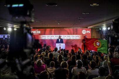 Socialist party candidate and Portuguese Prime Minister Antonio Costa addresses the nation after winning the Portugals General Election in Lisbon on October 6, 2019. - Portugals incumbent Prime Minister Antonio Costas Socialists won a general election today after presiding over a period of solid economic growth following years of austerity, near total results showed. (Photo by PATRICIA DE MELO MOREIRA / AFP)