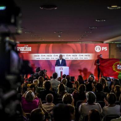 Socialist party candidate and Portuguese Prime Minister Antonio Costa addresses the nation after winning the Portugals General Election in Lisbon on October 6, 2019. - Portugals incumbent Prime Minister Antonio Costas Socialists won a general election today after presiding over a period of solid economic growth following years of austerity, near total results showed. (Photo by PATRICIA DE MELO MOREIRA / AFP)