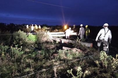 Equipes da CEEE tentam restabelecer energia elétrica após vandalismo em estrutura de linha de transmissão, em Pelotas. 