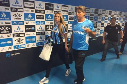 Técnico do Grêmio Renato Portaluppi e sua filha Carolina (Carol) na chegada à Arena para a final da Copa  do Brasil