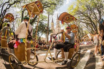 Desfile temático da 35ª Oktoberfest nas ruas de Santa Cruz do Sul, no dia 13/10/19.