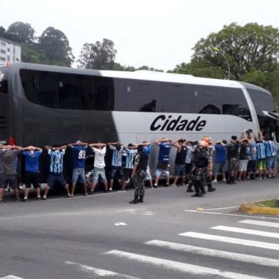 Torcida do Grêmio se envolveu em confusão no Estádio Centenário, em Caxias do Sul, durante a final do Campeonato Brasileiro de Aspirantes. Dez pessoas foram detidas pela Brigada Militar e liberada após assinarem termo circunstanciado.