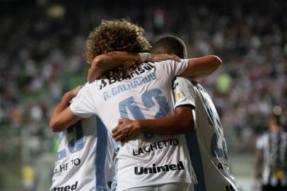  BELO HORIZONTE, MG, 13.10.2019 - ATLÉTICO-MG-GRÊMIO - Comemoração do gol do Grêmio, marcado por Rafael Galhardo - Partida entre Atlético-MG e Grêmio, válida pela 25ª rodada do Campeonato Brasileiro de Futebol 2019, realizada no estádio Independência, em Belo Horizonte, na noite deste domingo (13). (Foto: Fernando Moreno/Agif/Folhapress)