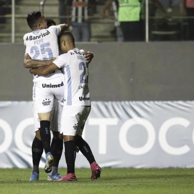 BELO HORIZONTE,MG,13.10.2019:ATLÉTICO-MINEIRO-E-GRÊMIO/SÉRIE-A - Jogadores do Grêmio comemoram gol durante a partida entre Atlético Mineiro e Grêmio valida pela 25° rodada do Campeonato Brasileiro de Futebol Série A, realizado no Estádio Independência, MG, neste domingo, 13. BELO HORIZONTE/Atlético Mineiro e Grêmio/Série A Esportes Lance durante partida entre Atletico MG e Gremio valida pela 25 rodada do Campeonato Brasileiro 2019 Estadio Independencia - BH Na Foto : Foto : Cristiane Mattos / Futura Press. (Foto: Cristiane Mattos/Futura Press/Folhapress)