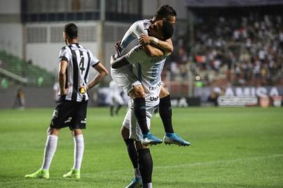 BELO HORIZONTE, MG, 13.10.2019 - ATLÉTICO-GRÊMIO - Pepê e André do Grêmio durante partida contra o Atlético pela 25ª rodada do Campeonato Brasileiro na Arena Independência, Belo Horizonte, neste domingo, 13. (Foto: Rafael Costa/Brazil Photo Press/Folhapress)