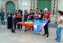 Gaúcha morta na Espanha é enterrada em meio à manifestação de grupos LGBT+