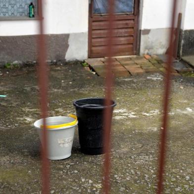 CAXIAS DO SUL, RS, BRASIL, 14/10/2019Moradores da Rua Abramo Ceconello, no Loteamento Jardim Esmeralda, próximo ao Sesi, entraram em contato com a reportagem para reclamar de falta de água. Sem abastecimento desde sábado, uma das moradoras armazenou água da chuva para tomar banho (Lucas Amorelli/Agência RBS)