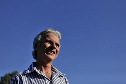  PORTO ALEGRE, RS, BRASIL, 28/6/2012: O meteorologista Cléo Kuhn, mostra a estação meteorológica do 8º Distrito do Inmet, em Porto Alegre. Há cerca de 25 anos ele é o meteorologista dos veículos do Grupo RBS. (Foto: Carlos Macedo / Diário Gaúcho / Especial)