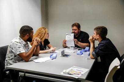  PORTO ALEGRE, RS, BRASIL - 10/10/2019Diário do Enem - Marcelo Chapper, Doutor Enem, dá dicas para os estudantes do Enem. Na foto, os alunos da esquerda pra direita: Rafael Cabral, Anna Carolina Schneider Martins e Guilherme Camini Pinto.