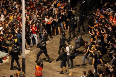  Protesters clash with Spanish policemen outside El Prat airport in Barcelona on October 14, 2019 as thousands of angry protesters took to the streets after Spain's Supreme Court sentenced nine Catalan separatist leaders to between nine and 13 years in jail for sedition over the failed 2017 independence bid. - As the news broke, demonstrators turned out en masse, blocking streets in Barcelona and elsewhere as police braced for what activists said would be a mass response of civil disobedience. (Photo by Pau Barrena / AFP)Editoria: POLLocal: BarcelonaIndexador: PAU BARRENASecao: politics (general)Fonte: AFPFotógrafo: STR