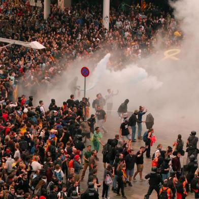  Protesters clash with Spanish policemen outside El Prat airport in Barcelona on October 14, 2019 as thousands of angry protesters took to the streets after Spain's Supreme Court sentenced nine Catalan separatist leaders to between nine and 13 years in jail for sedition over the failed 2017 independence bid. - As the news broke, demonstrators turned out en masse, blocking streets in Barcelona and elsewhere as police braced for what activists said would be a mass response of civil disobedience. (Photo by Pau Barrena / AFP)Editoria: POLLocal: BarcelonaIndexador: PAU BARRENASecao: politics (general)Fonte: AFPFotógrafo: STR