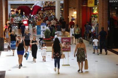  PORTO ALEGRE, RS, BRASIL, 24-12-2018: Compras de última hora na véspera de Natal em Porto Alegre. No Shopping Praia de Belas, o movimento foi tranquilo (FOTO FÉLIX ZUCCO/AGÊNCIA RBS, Editoria de Notícias).