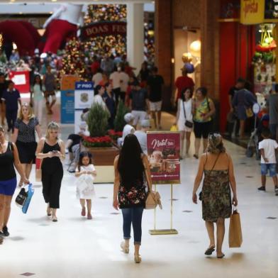  PORTO ALEGRE, RS, BRASIL, 24-12-2018: Compras de última hora na véspera de Natal em Porto Alegre. No Shopping Praia de Belas, o movimento foi tranquilo (FOTO FÉLIX ZUCCO/AGÊNCIA RBS, Editoria de Notícias).