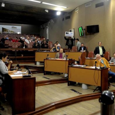  CAXIAS DO SUL, RS, BRASIL, 08/10/2019A Câmara de Vereadores aprovou por maioria o sétimo pedido de impeachment contra o prefeito de Caxias do Sul, Daniel Guerra (Republicanos). Quatorze parlamentares votaram pelo acolhimento da denúncia e oito se posicionaram contra a admissibilidade. Com o acolhimento, uma Comissão Processante, composta por três vereadores, dará prosseguimento à análise.Pela terceira vez, o documento foi assinado ex-vice-prefeito de Caxias, Ricardo Fabris de Abreu. Na denúncia, o autor apresentou quatro principais itens como motivação pelo pedido afastamento do prefeito. Entre eles, a não cedência da Praça Dante Alighieri e arredores para realização da benção dos freis Capuchinhos e a Parada Livre e supostas irregularidades na decisão de fechamento do Pronto-Atendimento 24 Horas sem oitiva do Conselho Municipal de Saúde. Também contestava o chamamento público para a empresa administradora da unidade de Pronto-Atendimento (UPA) Central.  (Lucas Amorelli/Agência RBS)