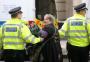 Ativistas do "Extinction Rebellion" desafiam proibição de polícia britânica e fazem protestos em Londres