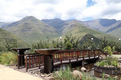 Agora é ir ao Parque Nacional de T¿ehlanyane com suas incríveis montanhas. Pelo caminho os locais percorrem fantásticas paisagens não tão montanhosas que nem as de ontem, mas diferentemente belas. Sempre margeando a fronteira com a África do Sul.