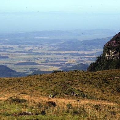  CAMBARÁ DO SUL, RS, BRASIL, 09/04/2019 -  ministro do Meio Ambiente, Ricardo de Aquino Salles, vai visitar a Serra e deve confirmar uma notícia aguardada há anos: a privatização de dois parques nacionais. É a Floresta Nacional de Canela, no município de mesmo nome, e o Núcleo de Gestão Integrada (NGI)   Aparados da Serra, de Cambará do Sul, que contempla os dois parques: Serra Geral e Aparados da Serra. As estradas de acesso são ruins, e os parques não tem estrutura como banheiros, restaurantes ou guardas florestais. NAS FOTOS: Cânion do Fortaleza. (Marcelo Casagrande/Agência RBS)