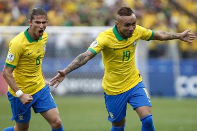  Brazils Everton (R) is followed by teammate Filipe Luis after scoring the teams third goal against Peru during their Copa America football tournament group match at the Corinthians Arena in Sao Paulo, Brazil, on June 22, 2019. (Photo by Miguel SCHINCARIOL / AFP)Editoria: SPOLocal: Sao PauloIndexador: MIGUEL SCHINCARIOLSecao: soccerFonte: AFPFotógrafo: STR