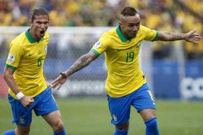  Brazil's Everton (R) is followed by teammate Filipe Luis after scoring the team's third goal against Peru during their Copa America football tournament group match at the Corinthians Arena in Sao Paulo, Brazil, on June 22, 2019. (Photo by Miguel SCHINCARIOL / AFP)Editoria: SPOLocal: Sao PauloIndexador: MIGUEL SCHINCARIOLSecao: soccerFonte: AFPFotógrafo: STR