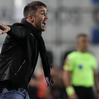  Racing Clubs team coach Eduardo Coudet gives instructions during the Argentina First Division Superliga football match against Belgrano at the Presidente Juan Domingo Peron stadium in Avellaneda, near Buenos Aires, on March 16, 2019. (Photo by Alejandro PAGNI / AFP)Editoria: SPOLocal: AvellanedaIndexador: ALEJANDRO PAGNISecao: soccerFonte: AFPFotógrafo: STR