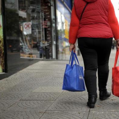  CAXIAS DO SUL, RS, BRASIL, 15/10/2019Semana municipal do consumo consciente. Supermercados estimulam o uso de sacolas de pano que podem ser utilizadas várias vezes ao invés a sacola plástica.(Lucas Amorelli/Agência RBS)