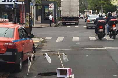 Buraco na Rua Dr. Timóteo causa problemas no trânsito de Porto Alegre