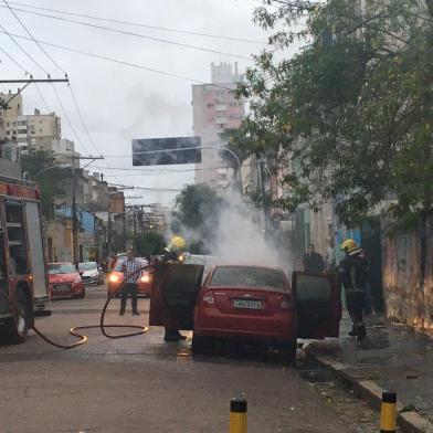 Carro pega fogo na Cidade Baixa, em Porto Alegre