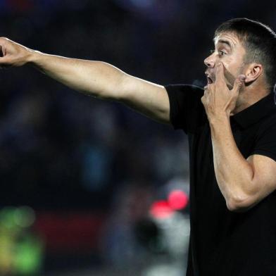  Argentina's Racing Club coach Eduardo Coudet gestures during the Copa Libertadores 2018 match against Chile's Universidad de Chile at the Nacional stadium in Santiago, on April 3, 2018. (Photo by CLAUDIO REYES / AFP)Editoria: SPOLocal: SantiagoIndexador: CLAUDIO REYESSecao: soccerFonte: AFPFotógrafo: STR