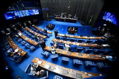 Plenário do Senado Federal durante sessão deliberativa ordinária. Ordem do dia.¿? mesa, presidente do Senado Federal, senador Davi Alcolumbre (DEM-AP), conduz sessão.Bancada: senador Omar Aziz (PSD-AM) - em pronunciamento.Foto: Marcos Oliveira/Agência Senado