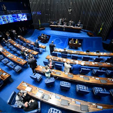 Plenário do Senado Federal durante sessão deliberativa ordinária. Ordem do dia.¿? mesa, presidente do Senado Federal, senador Davi Alcolumbre (DEM-AP), conduz sessão.Bancada: senador Omar Aziz (PSD-AM) - em pronunciamento.Foto: Marcos Oliveira/Agência Senado