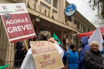 PORTO ALEGRE, 16/10/2019, Greve dos servidores do Imesf tem mobilização em frente ao posto de saúde modelo