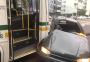 Carro atravessa canteiro de avenida e bate em ônibus na zona leste de Porto Alegre