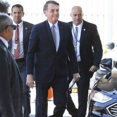  Bolsonaro cumprimenta turistas na porta do AlvoradaO presidente Jair Bolsonaro recebe cumprimento de turistas na entrada do Palácio da Alvorada.Foto: Antonio Cruz/ Agência Brasil