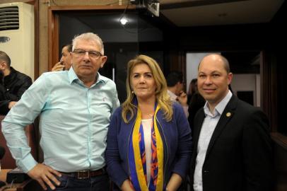  CAXIAS DO SUL, RS, BRASIL, 08/10/2019A Câmara de Vereadores aprovou por maioria o sétimo pedido de impeachment contra o prefeito de Caxias do Sul, Daniel Guerra (Republicanos). Quatorze parlamentares votaram pelo acolhimento da denúncia e oito se posicionaram contra a admissibilidade. Com o acolhimento, uma Comissão Processante, composta por três vereadores, dará prosseguimento à análise.Pela terceira vez, o documento foi assinado ex-vice-prefeito de Caxias, Ricardo Fabris de Abreu. Na denúncia, o autor apresentou quatro principais itens como motivação pelo pedido afastamento do prefeito. Entre eles, a não cedência da Praça Dante Alighieri e arredores para realização da benção dos freis Capuchinhos e a Parada Livre e supostas irregularidades na decisão de fechamento do Pronto-Atendimento 24 Horas sem oitiva do Conselho Municipal de Saúde. Também contestava o chamamento público para a empresa administradora da unidade de Pronto-Atendimento (UPA) Central.  Alceu Thomé PTB / Paula Ióris PSDB / Elisandro Fiuza - Republicanos(Lucas Amorelli/Agência RBS)