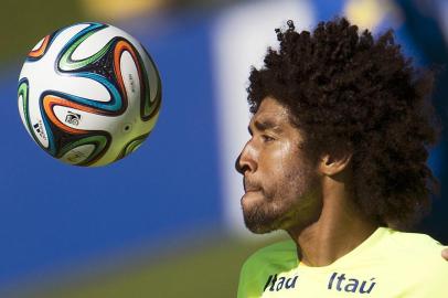 Brazilian national football team player Dante controls the ball during a training session of the Brazilian national football team at the squads Granja Comary training complex, in Teresopolis, 90 km from downtown Rio de Janeiro, on June 5, 2014, ahead of the FIFA World Cup Brazil 2014 tournament. AFP PHOTO/VANDERLEI ALMEIDA